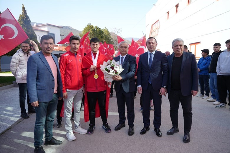 Dünya Şampiyonu Muhammet Arif Çenesiz’e Coşkulu Karşılama